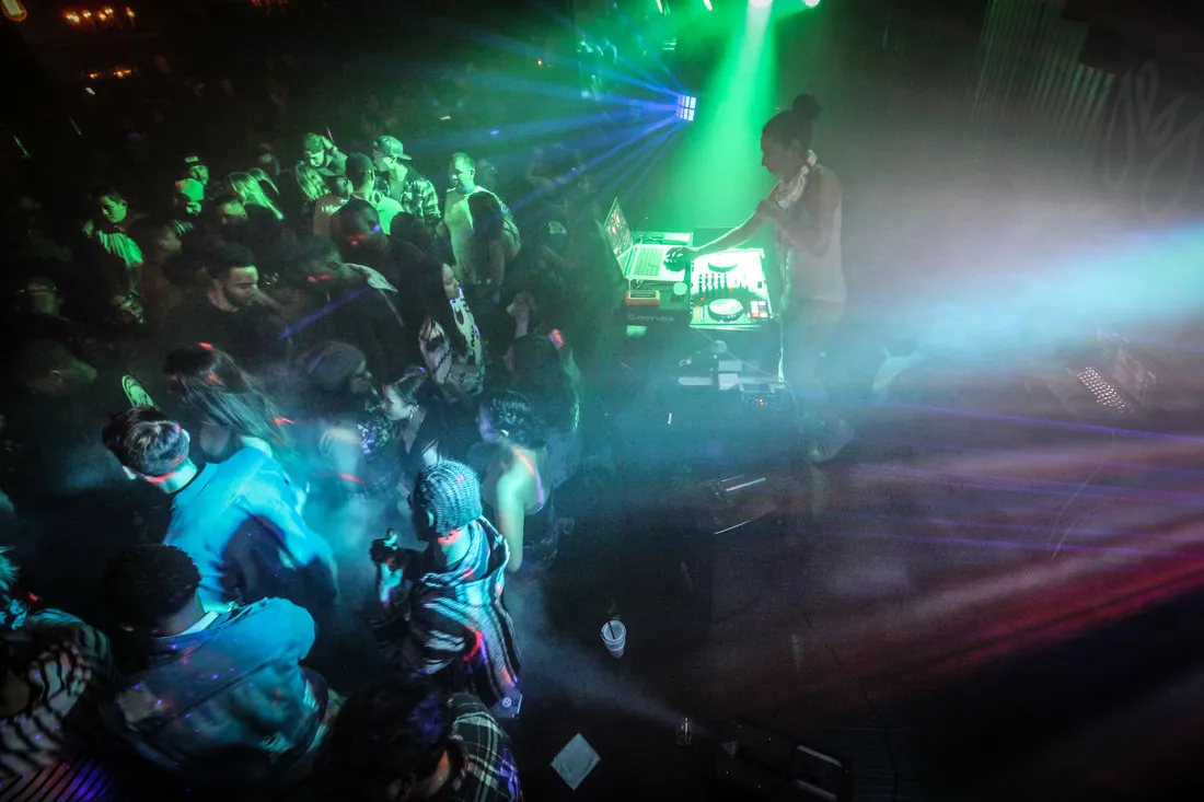 Green lasers over the crowd
