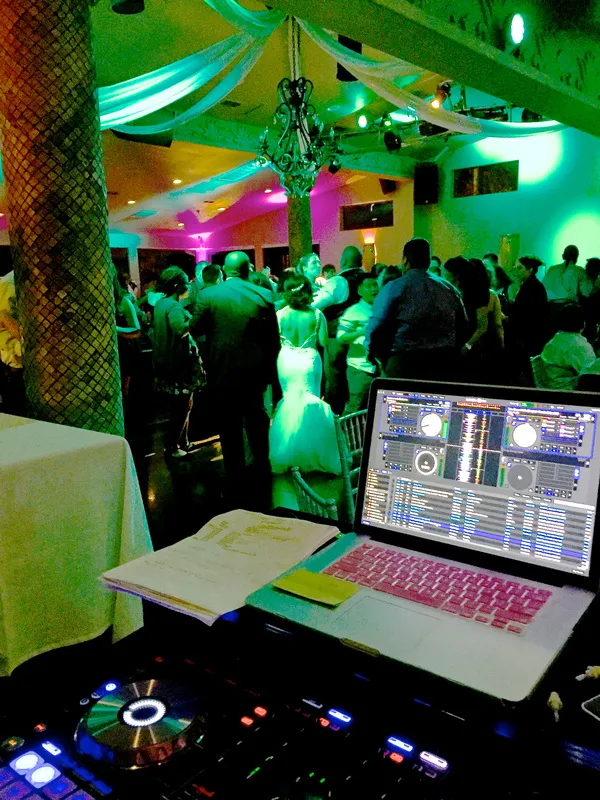 Reception under green uplighting